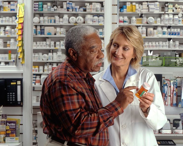 Un pharmacien au comptoir