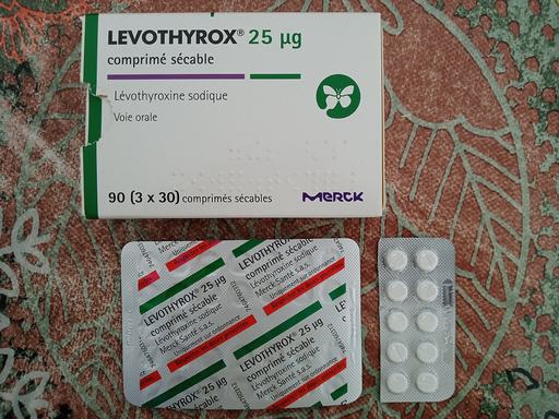 Des boîtes de médicaments
